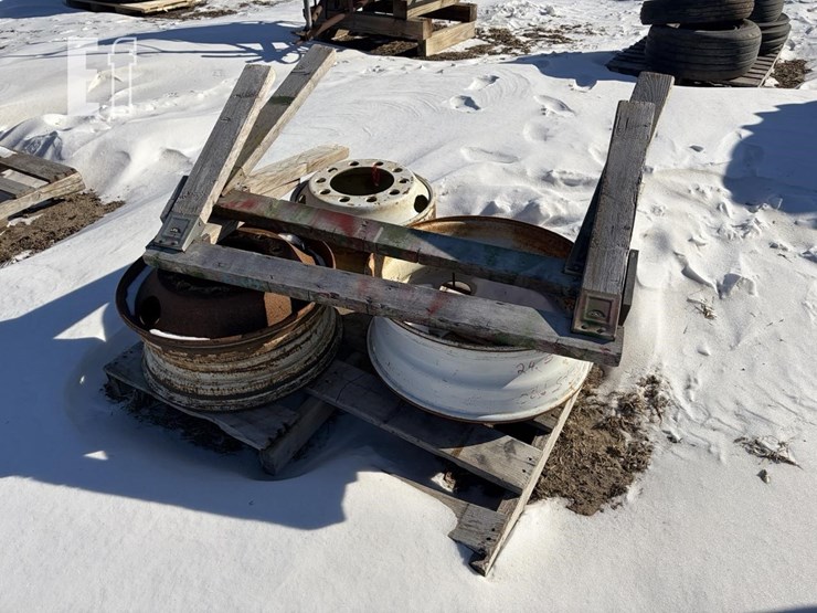 3-steel-rims-and-2-sawhorses-image-2