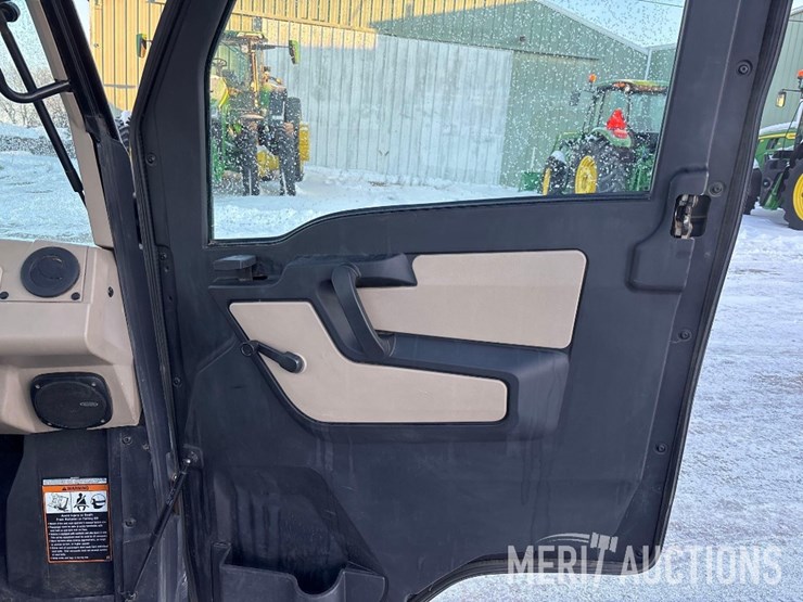 2019-john-deere-gator-image-22