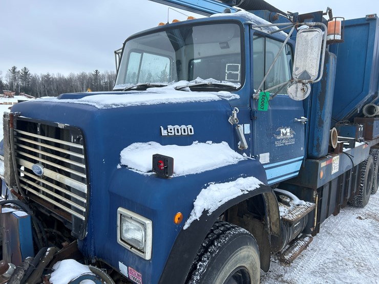 1990-ford-l9000-image-11