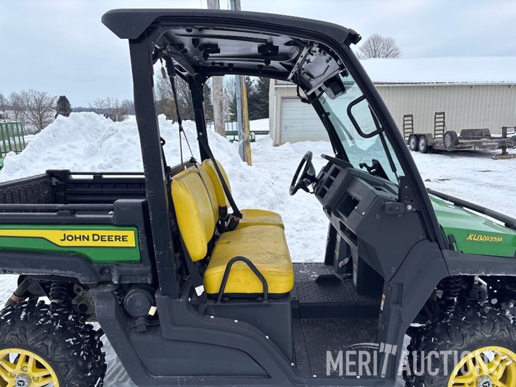 2021-john-deere-gator-image-18