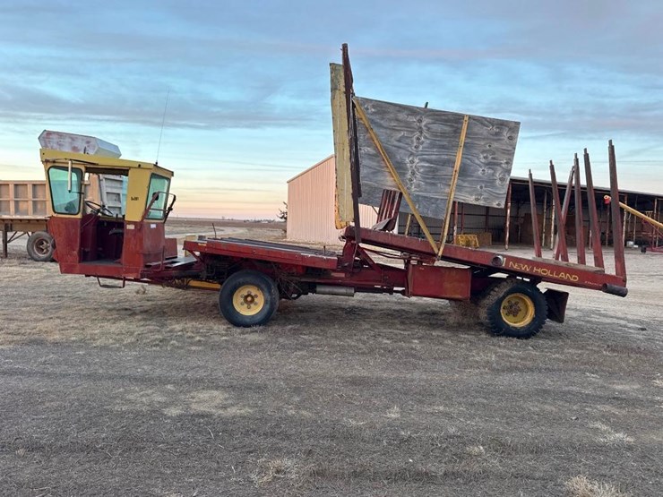 new-holland-self-propelled-stacker-image-3