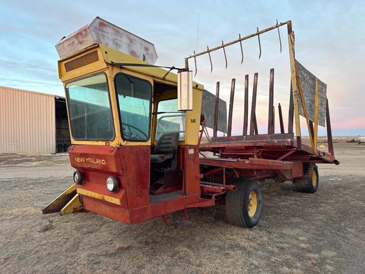 new-holland-self-propelled-stacker-image-1