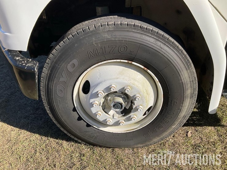 1997-freightliner-fl70-image-12