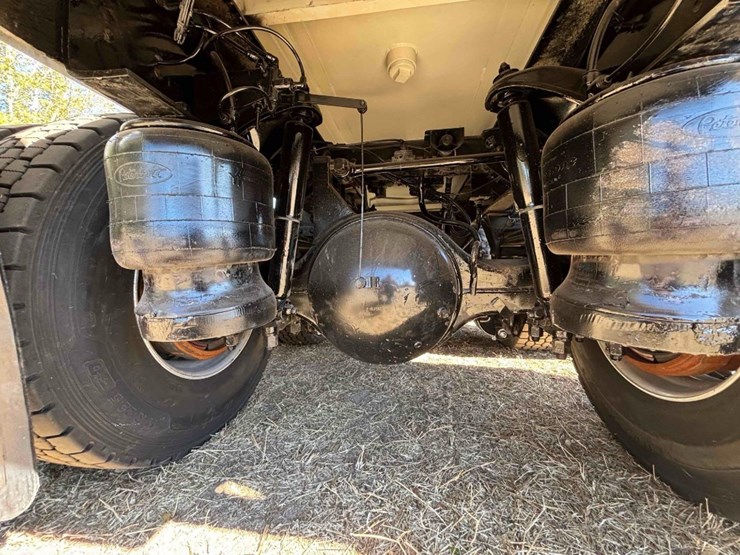 2019-peterbilt-348-image-45