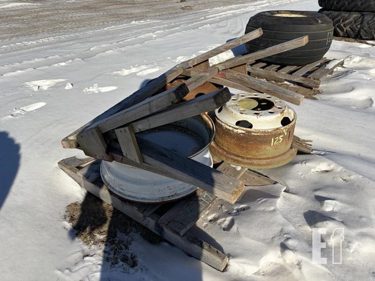 3-steel-rims-and-2-sawhorses-image-1