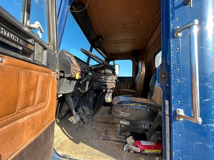 2000-freightliner-fld112-image-11