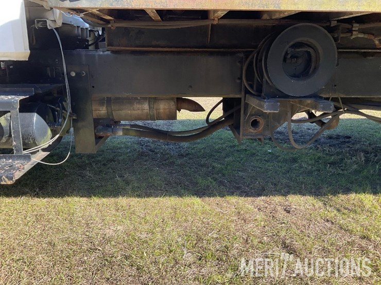 1997-freightliner-fl70-image-17