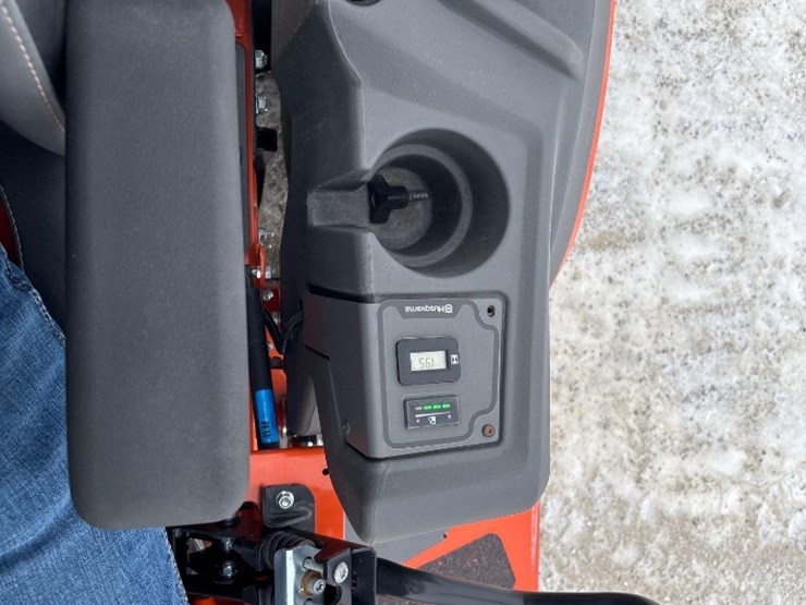 2022-husqvarna-z560l-zero-turn-image-18