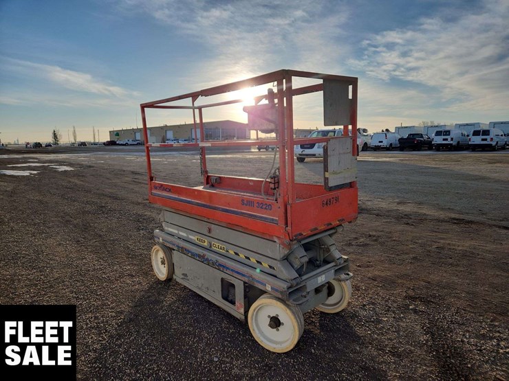 skyjack-sj3220-900-lbs-scissor-lift-image-2