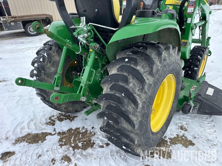 2015-john-deere-3046r-image-17