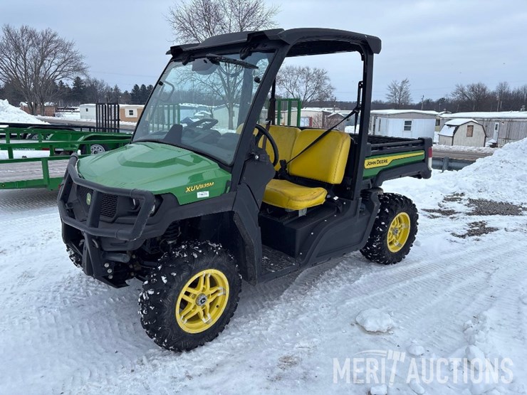 2021-john-deere-gator-image-1