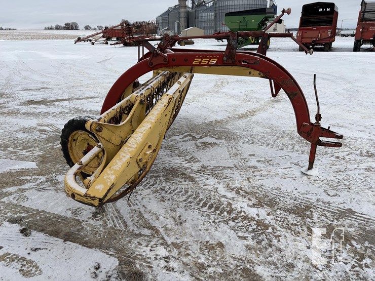 new-holland-258-image-6