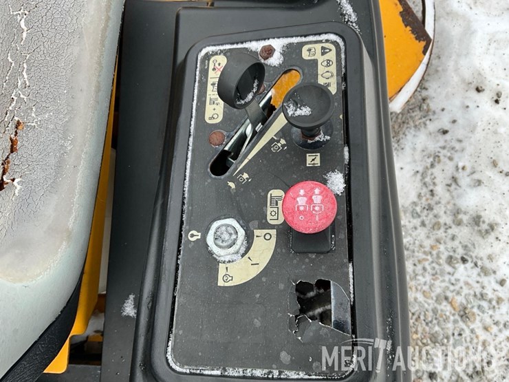 2015-hustler-raptor-zero-turn-image-12