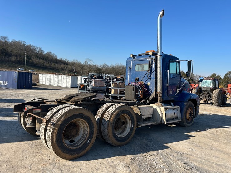 2000-freightliner-fld112-image-7