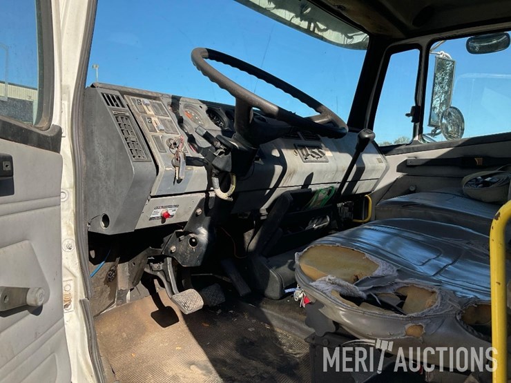 1997-freightliner-fl70-image-40