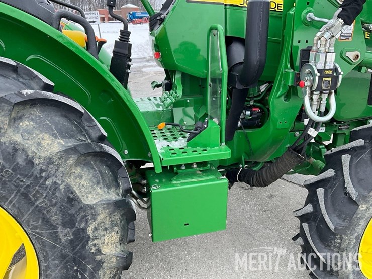 2024-john-deere-5075e-image-34