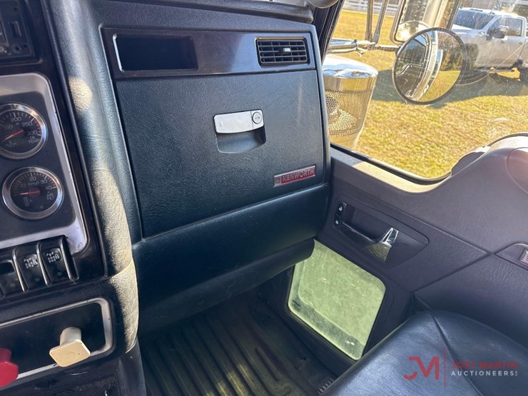 2011-kenworth-w900-image-22