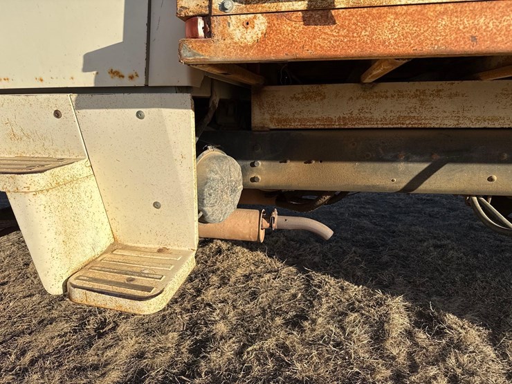 1974-ford-800-image-11