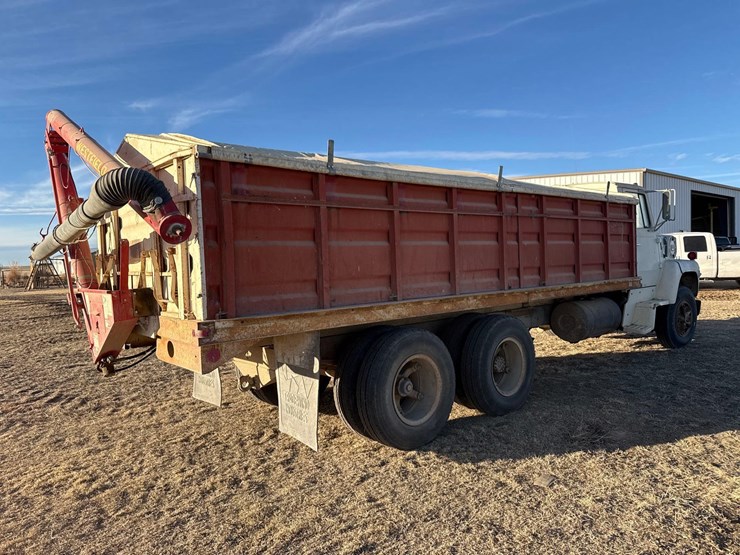 1974-ford-800-image-5