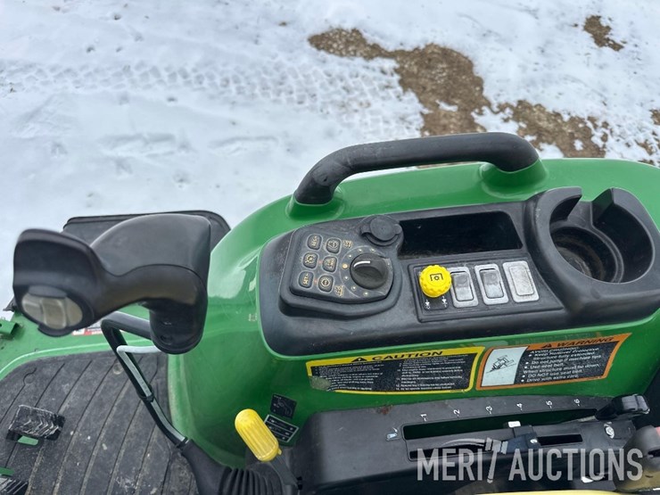 2015-john-deere-3046r-image-25