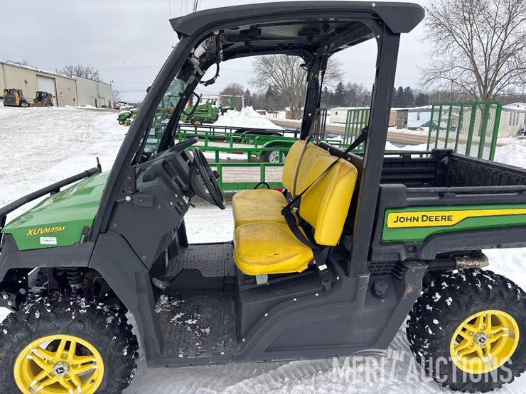 2021-john-deere-gator-image-11