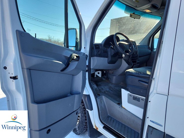 2011-mercedes-benz-sprinter-cargo-van-image-10