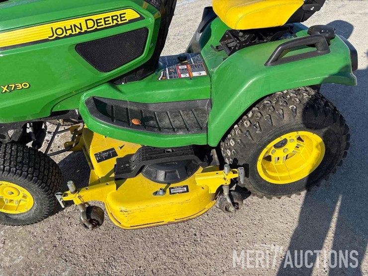 2022-john-deere-x730-image-12