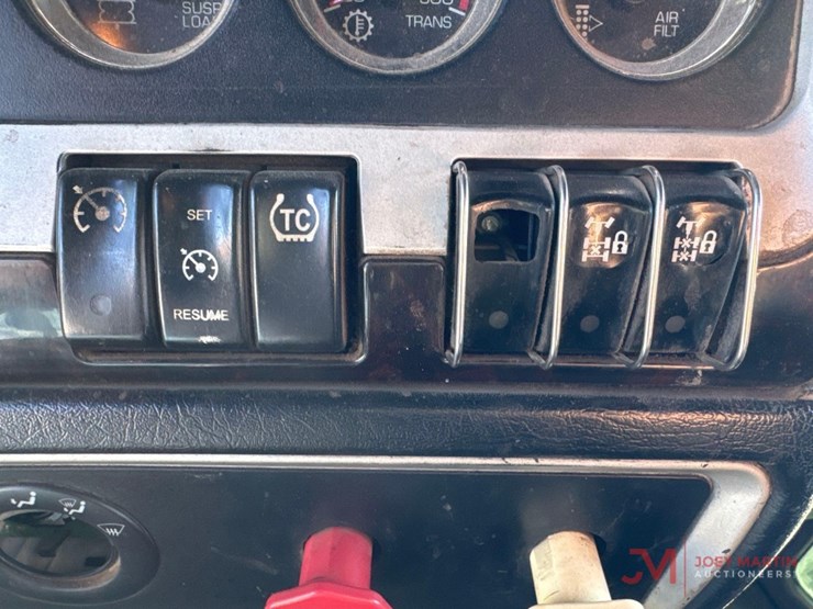 2011-kenworth-w900-image-24