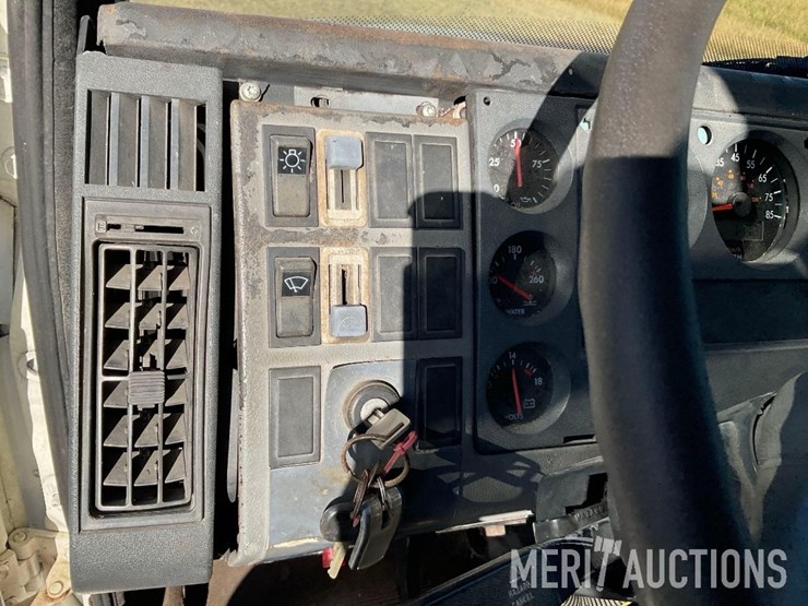 1997-freightliner-fl70-image-45