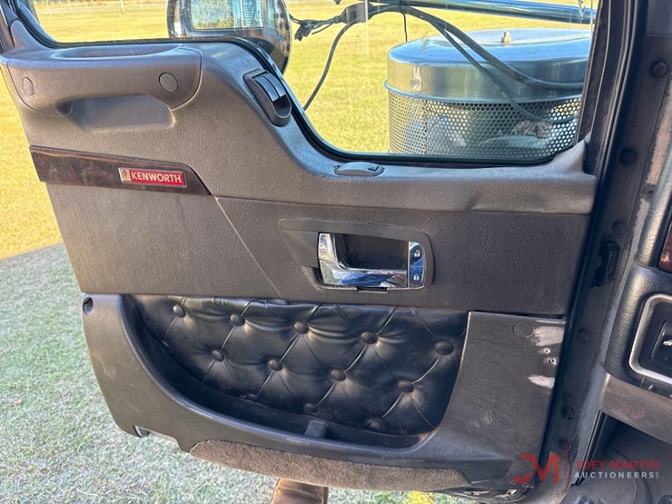 2011-kenworth-w900-image-29