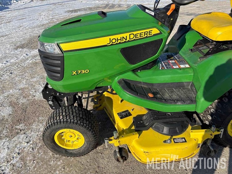 2022-john-deere-x730-image-11