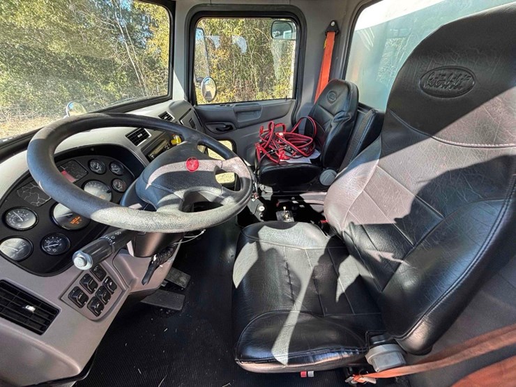 2019-peterbilt-348-image-27