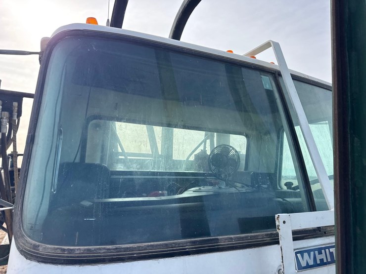 1986-white-140-image-14