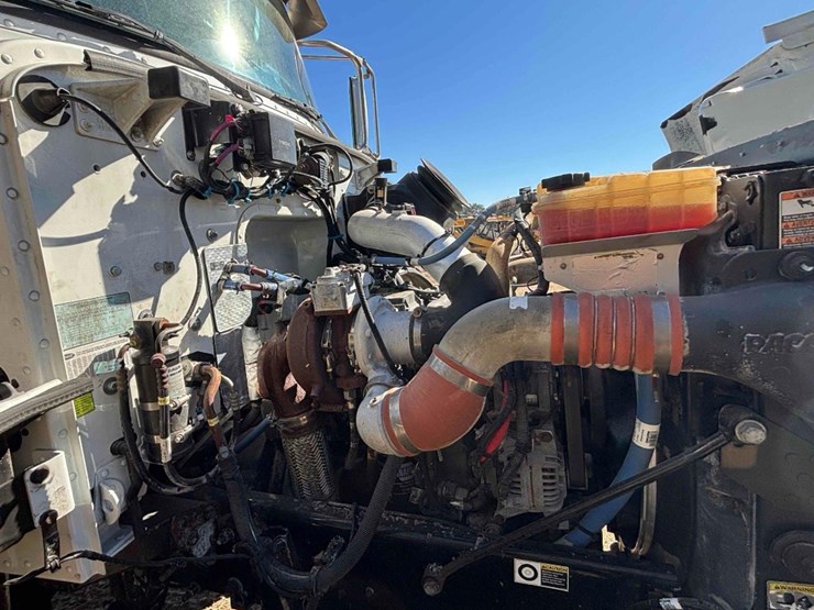 2019-peterbilt-348-image-14