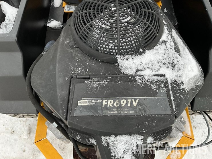 2015-hustler-raptor-zero-turn-image-11