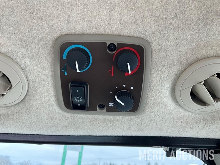 2024-john-deere-4044r-image-23