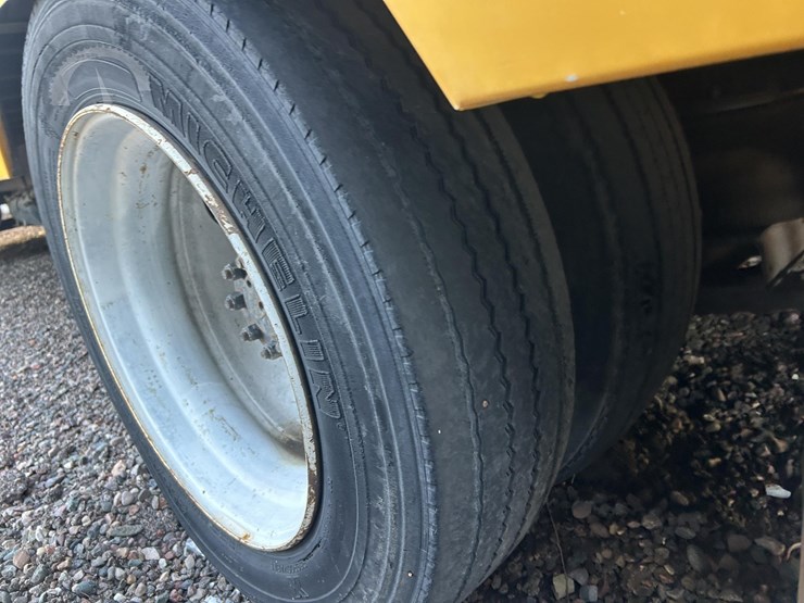 2001-international-4700-image-25