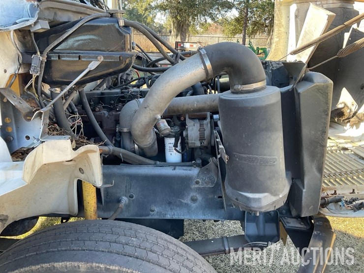 1997-freightliner-fl70-image-37