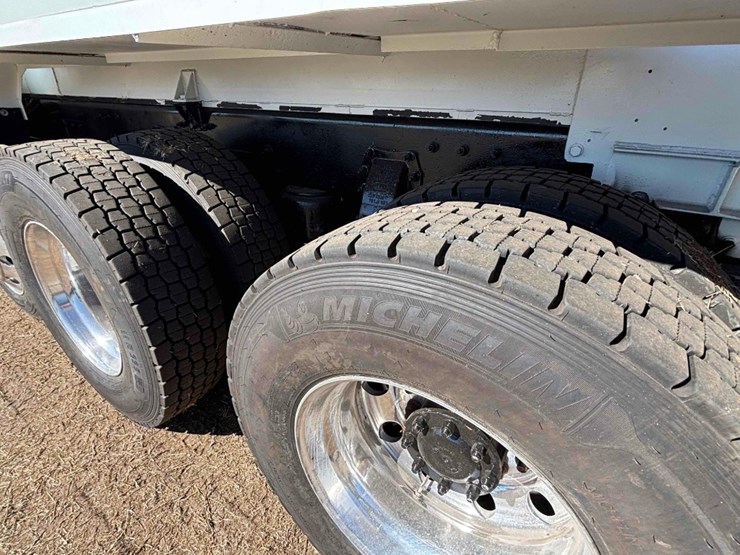 2019-peterbilt-348-image-8