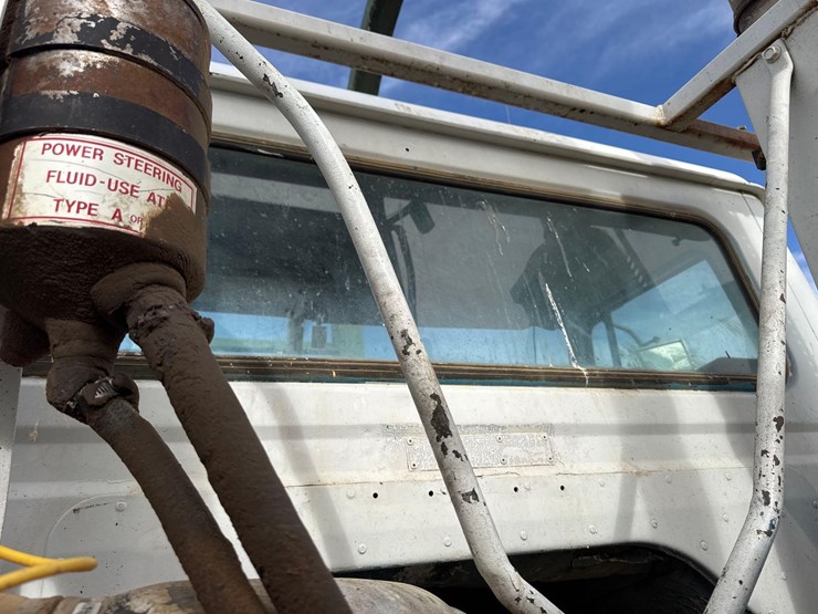 1986-white-140-image-28