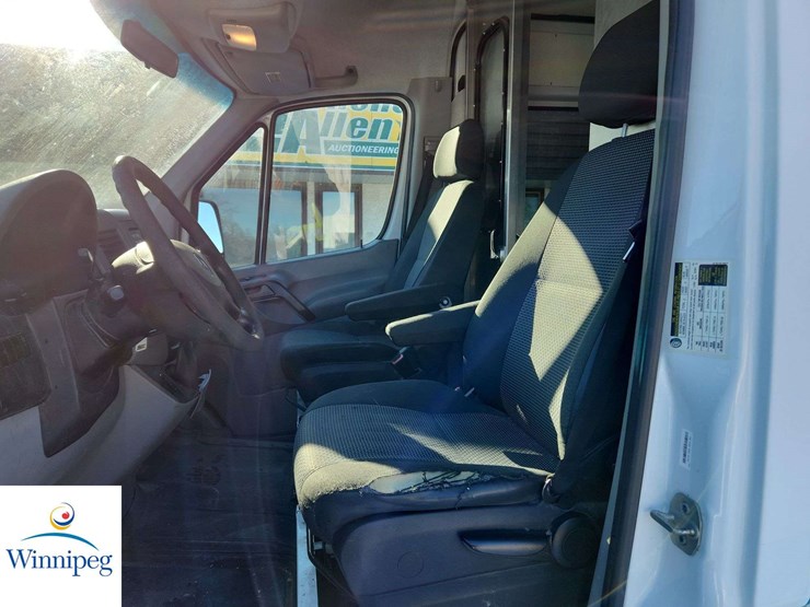 2011-mercedes-benz-sprinter-cargo-van-image-11