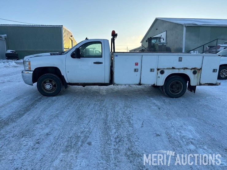 2009-chevrolet-3500-image-2