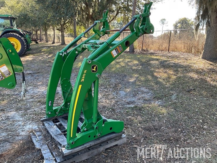 2021-john-deere-320r-image-1