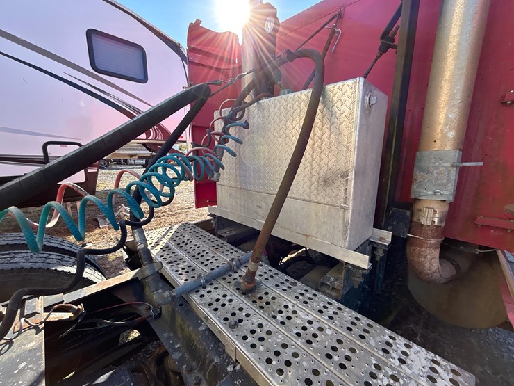 1996-freightliner-fld120-image-6