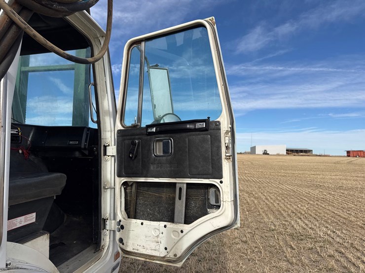 1986-white-140-image-77