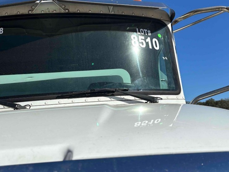 2019-peterbilt-348-image-23