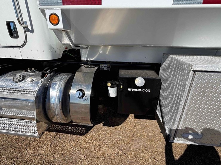 2019-peterbilt-348-image-6