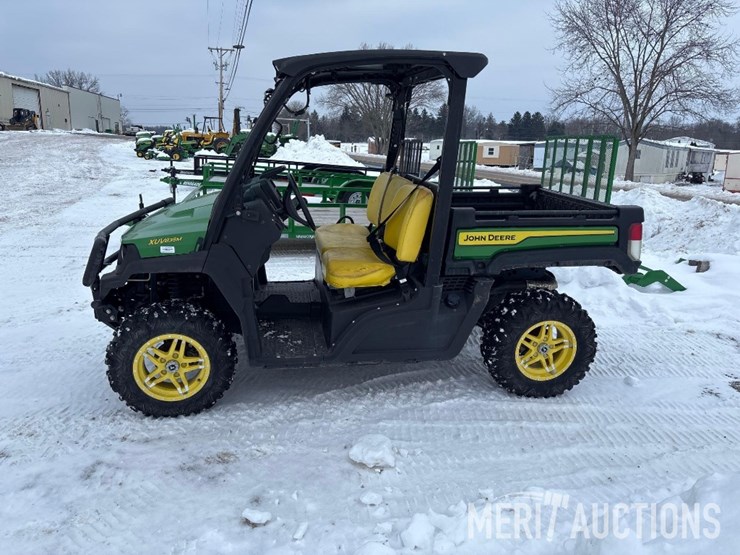 2021-john-deere-gator-image-2