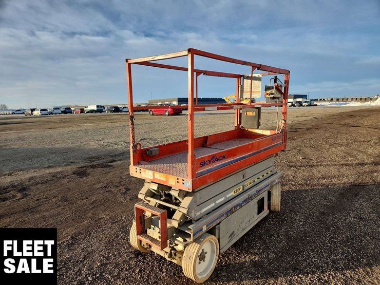 skyjack-sj3220-900-lbs-scissor-lift-image-4
