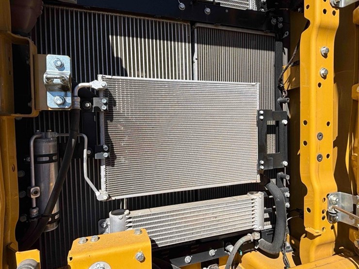 caterpillar-323-image-5